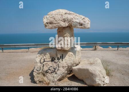 Das Tote Meer ist ein Salzsee, der von Jordanien im Osten und Israel und dem Westjordanland im Westen begrenzt wird. Er liegt im Jordan Rift Valley und sein Hauptzufluss ist der Jordan River. Seine Oberfläche und seine Ufer liegen 430,5 Meter unter dem Meeresspiegel, der niedrigsten Erhebung der Erde an Land. Stockfoto