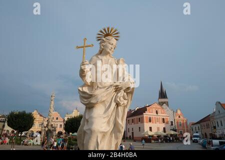 Statue der heiligen Margarethe in einem öffentlichen Brunnen auf dem Stadtplatz von Telc. Tschechische Republik Stockfoto