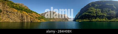 Fjord, Naerøyfjord, Felswände, Berge, blauer Himmel, Styvi, Sogn og Fjordane, Norwegen, Skandinavien, Europa Stockfoto