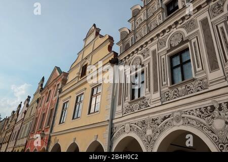 Renaissance-Stadt Telc, Tschechien. Haus Nr. 15 war ein Burgher-Haus. An der Fassade wurde lange Zeit eine seltene Sgraffito-Dekoration mit biblischen Motiven aus der zweiten Hälfte des 16. Jahrhunderts überdacht, entdeckt und 1952 restauriert. UNESCO-Weltkulturerbe Stockfoto