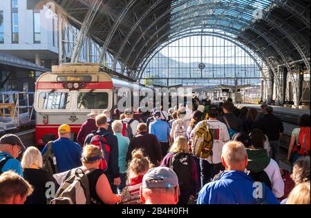 Touristen auf dem Bahnhof von Bergen, Glaskuppeldach, Bahn, Bergen, Hordaland, Norwegen, Skandinavien, Europa Stockfoto