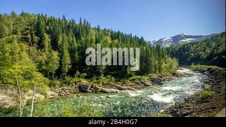 Fluss in den Bergen, Wald, Steine, Himmel, Vossestrand, Hordaland, Norwegen, Skandinavien, Europa Stockfoto