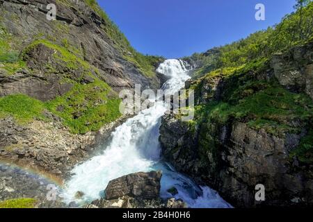 Wasserfall Kjosfossen, Wasserfall bei Fureberget, Felswände, Bäume, Himmel, Flåm, Sogn og Fjordane, Norwegen, Skandinavien, Europa Stockfoto