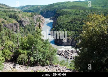 Die steilen Hänge des Grand Canyon des Stikine River in den Spectrum Mountains, in der Nähe von Telegraph Creek im Norden von British Columbia, Kanada. Stockfoto