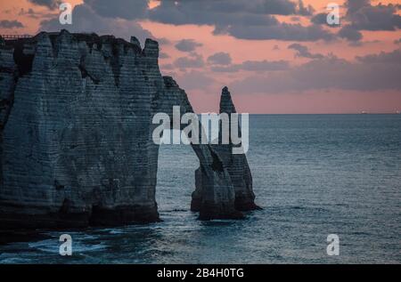 Normandie, Alabasterküste, Felsentor, Sonnenuntergang, Etretat, Kreidefelsen, Strand, Atlantik Stockfoto