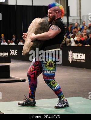 Columbus, Ohio, USA. März 2020. Rob Kearney tritt beim Arnold Strongman Classic auf dem Arnold Sports Festival in Columbus, Ohio, USA, im Husafell Stone Carry an. Columbus, Ohio, USA. Kredit: Brent Clark/Alamy Live News Stockfoto