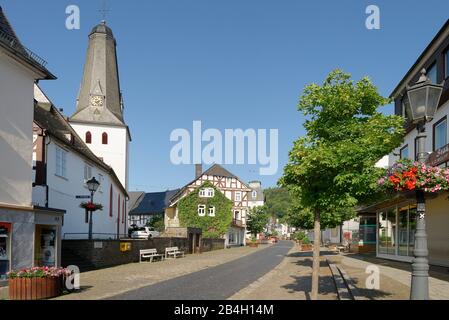 Blick auf die Evangelische Kirche Bad Laasphe in der Königstraße, Bad Laasphe, Kreis Siegen-Wittgenstein, Nordrhein-Westfalen, Deutschland Stockfoto