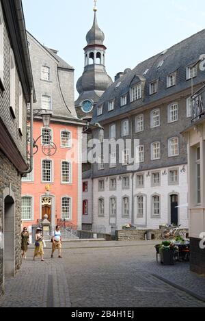 Altstadt mit rotem Haus, Monschau, Eifel, Nordrhein-Westfalen, Deutschland Stockfoto