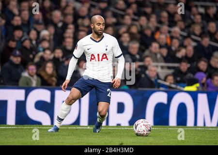 London, ENGLAND - 04. MÄRZ: Brasiliens Nationalspieler Lucas Moura von Tottenham Hotspur blickt während des Fünften Runden Matches des FA Cups zwischen Tottenham Hotsp auf Stockfoto