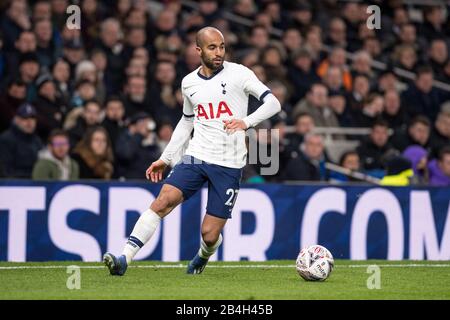 London, ENGLAND - 04. MÄRZ: Brasiliens Nationalspieler Lucas Moura von Tottenham Hotspur blickt während des Fünften Runden Matches des FA Cups zwischen Tottenham Hotsp auf Stockfoto