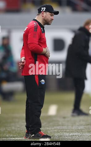 Paderborn, Deutschland. März 2020. Fußball: Bundesliga, SC Paderborn 07 - 1. FC Köln, 25. Spieltag in der Benteler Arena. Der paderbornische Trainer Steffen Baumgart steht an der Seitenlinie und hält sich den Bauch. Credit: Friso Gentsch / dpa / Alamy Live News Stockfoto