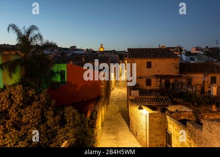 Mallorca, Alcudia, morgendlicher Blick auf die Altstadt mit Palmen, Stockfoto