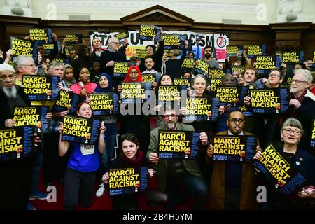 London, Großbritannien. März 2020. Stand Up To Racism Hosts, Die Das feindliche Umfeld Herausfordern und Rassismus wird Demokratie, die ihr eigenes Gesetz bricht, mit Jeremy Corbyn, der Brexit European Stealing Job, Migrant Vergewaltiger, muslimische Terroristen, Muslim Grooming, African/Black ist ein Krimineller oder Vergewaltiger, China das #coronavirus und ließ die Flüchtlinge am 6. März 2020 in der Islington Town Hall in London, Großbritannien ertrinken. Credit: Picture Capital/Alamy Live News Stockfoto