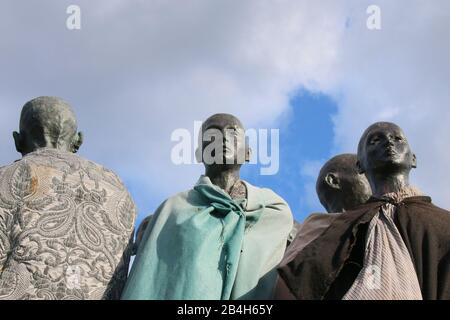 Magdeburg, Flüchtlingsschiff "Al-hadi Djumaa", 70 Bronzefiguren des dänischen Künstlers Jens Galschiøt an Bord, Kunstprojekt. Stockfoto