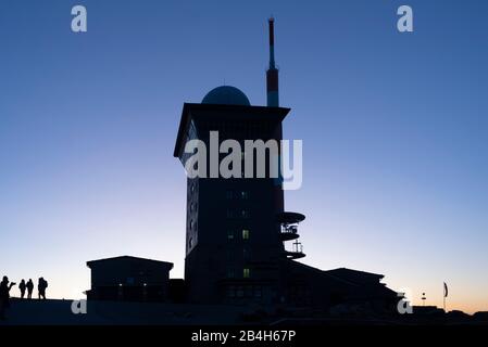 Gipfel des Brocken zur Blaustunde, 1122 m, im Nationalpark Harz bei Schierke, Landkreis Wernigerode, Harz, Sachsen-Anhalt, Deutschland Stockfoto