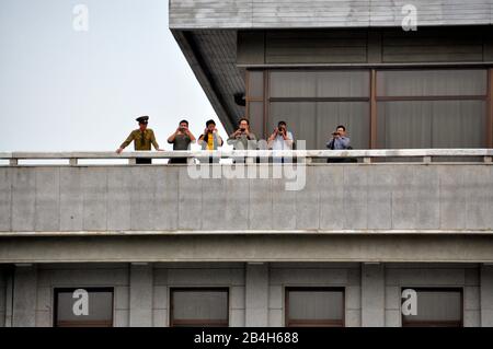 Asien, Republik Korea, Südkorea, Seoul, DMZ, entmilitarisierte Zone an der Grenze zu Nord- und Südkorea, nordkoreanischer Soldat auf Balkon. Stockfoto