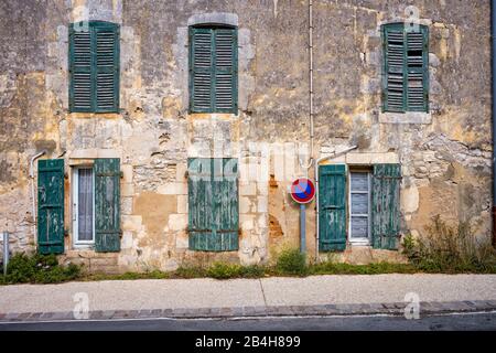 Saint-Martin-de-Ré, ÃŽle de Ré, Atlantikküste, Charente-Maritime, Nouvelle-Aquitaine, Frankreich, Haus, Fassade, Fensterläden, kein Stoppschild, Haus, Fassade Stockfoto
