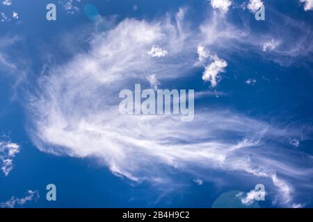 Schönes Wetter Cumulus Wolke vor blauem Himmel Stockfoto