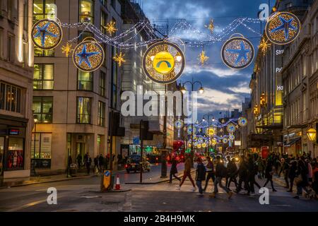 Northbank District, Weihnachtsbeleuchtung, Weihnachtszeit, London, Großbritannien, Stockfoto