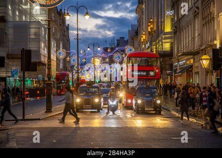 Northbank District, Weihnachtsbeleuchtung, Weihnachtszeit, London, Großbritannien, Stockfoto