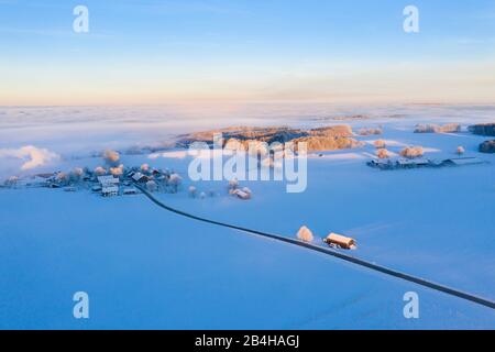 Winterlandschaft bei Sonnenaufgang, Attenkam bei Münsing, Fünfseenland, Drohnenschuss, Oberbayern, Bayern, Deutschland Stockfoto