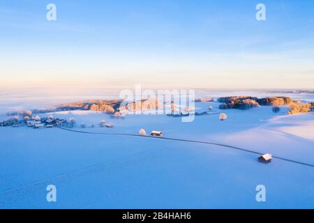 Winterlandschaft bei Sonnenaufgang, Attenkam bei Münsing, Fünfseenland, Drohnenschuss, Oberbayern, Bayern, Deutschland Stockfoto