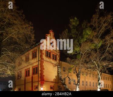 Deutschland, Baden-Württemberg, Karlsruhe, die beleuchtete Karlsburg im Landkreis Durlach. Stockfoto