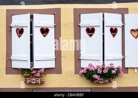 Frankreich, das Elsaß, Wissembourg, malte Fensterläden mit Herz. Stockfoto