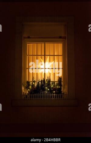 Deutschland, weihnachten leuchtet in einem Fenster. Stockfoto