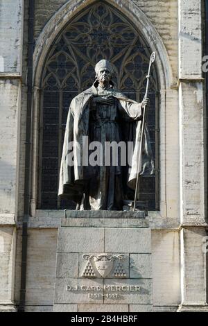 Europa, Belgien, Brüssel, die Michaeliskathedrale und St. Gudula, davor die Statue des Kardinals Mercier Stockfoto