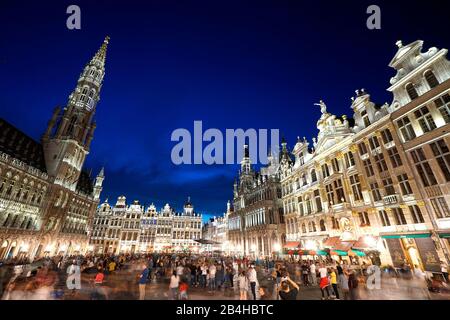 Europa, Belgien, Brüssel, Altstadt, Grand Place, Grote Markt, Historische Gebäude, Rathaus, Touristen, Abend, beleuchtet Stockfoto