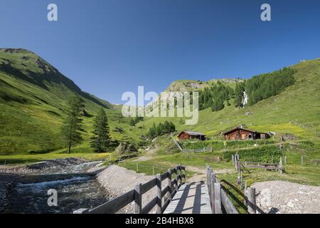 Die Auernigalm mit dem Astenbach im hohen Astental am Naturlehrweg Astner Moos, Goldberggruppe, Nationalparkregion hohe Tauern, Kärnten, Österrei Stockfoto