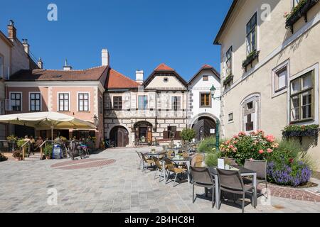 Fussgängerzone im Zentrum von Mödling, Schanigarten und alte Bürgerhäuser in der Rathausgasse, Mödling, Niederösterreichischen, Österreich Stockfoto