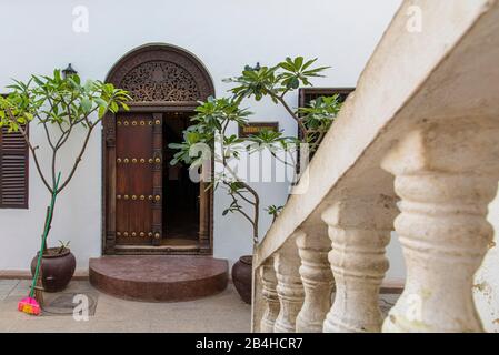 Destination Tanzania, Insel Sansibar: Impressionen aus Stone Town, dem ältesten Stadtteil Sansibars, der Hauptstadt des tansanischen Bundesstaats Sansibar. Edle Eingangstür. Stockfoto