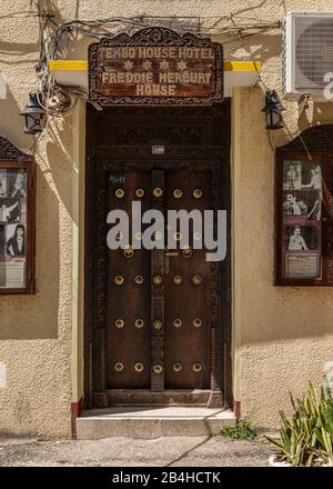 Destination Tanzania, Insel Sansibar: Impressionen aus Stone Town, dem ältesten Stadtteil Sansibars, der Hauptstadt des tansanischen Bundesstaats Sansibar. Freddy Mercury House, Eingangstür. Stockfoto