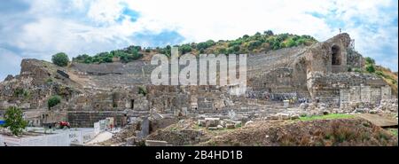 Ephesus, Türkei - 07.17.2019. Das antike Große Theater von Ephesus an einem sonnigen Sommertag Stockfoto