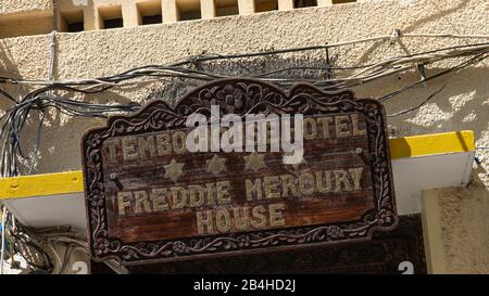 Destination Tanzania, Insel Sansibar: Impressionen aus Stone Town, dem ältesten Stadtteil Sansibars, der Hauptstadt des tansanischen Bundesstaats Sansibar. Freddy Mercury House, Schild über dem Eingang. Stockfoto