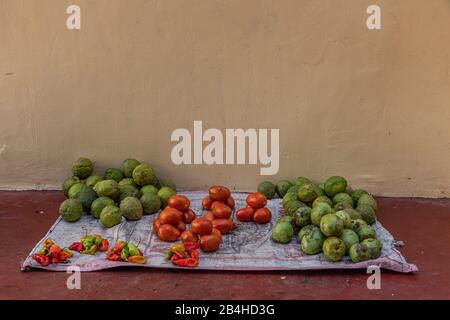 Destination Tanzania, Insel Sansibar: Impressionen aus Stone Town, dem ältesten Teil von Sansibar City, der Hauptstadt des tansanischen Bundesstaats Sansibar am Ende des Ramadan. Obst und Gemüse im Straßenverkauf Stockfoto