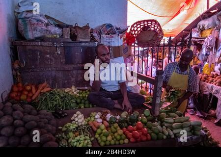 Destination Tanzania, Insel Sansibar: Impressionen aus Stone Town, dem ältesten Teil Sansibars, der Hauptstadt des tansanischen Staates Sansibar. Gemüsehändler in der Markthalle Stockfoto