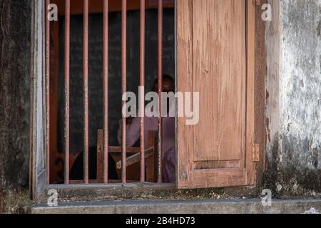 Destination Tansania, Insel Sansibar: Impressionen aus Stone Town. Blick durch ein gesperrtes Fenster in eine Schule Stockfoto