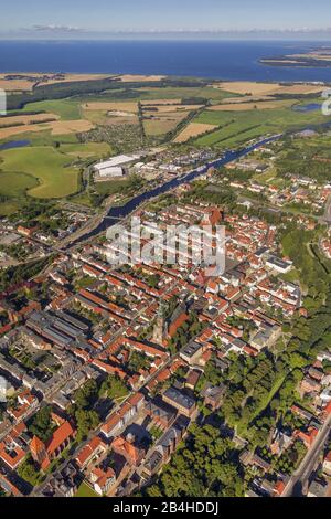 , historisches Stadtzentrum mit Jacobi-Kirche und St. Nikolai-Dom und Marktplatz der Hansestadt, Luftaufnahme, 18.10.2012, Deutschland, Mecklenburg-Vorpommern, Greifswald Stockfoto