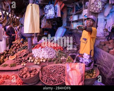 Destination Tanzania, Insel Sansibar: Impressionen aus Stone Town, dem ältesten Stadtteil Sansibars, der Hauptstadt des tansanischen Staates Sansibar am Ende des Ramadan. Gemüsehändler in der Markthalle. Stockfoto