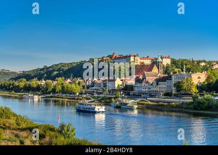 Deutschland, Sachsen, sächsische Schweiz, Pirna, Elbe mit Altstadt und Schloss Sonnenstein, Blick von der Elbbrücke Stockfoto