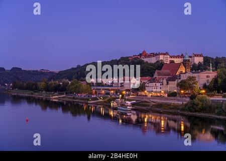 Deutschland, Sachsen, sächsische Schweiz, Pirna, Elbe mit Altstadt und Schloss Sonnenstein, Blick von der Elbbrücke Stockfoto