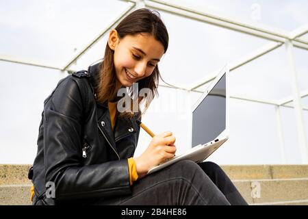 Studentin, die mit ihrem Laptop studiert. Konzept des Studiums. Stockfoto