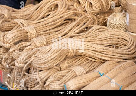 Seile in verschiedenen Farben und Varianten erhältlich. Vor dem Laden fotografiert. Stockfoto