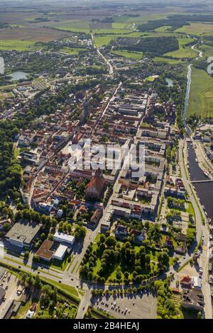 , historisches Stadtzentrum mit Jacobi-Kirche und St. Nikolai-Dom und Marktplatz der Hansestadt, 11.08.2012, Luftaufnahme , Deutschland, Mecklenburg-Vorpommern, Greifswald Stockfoto