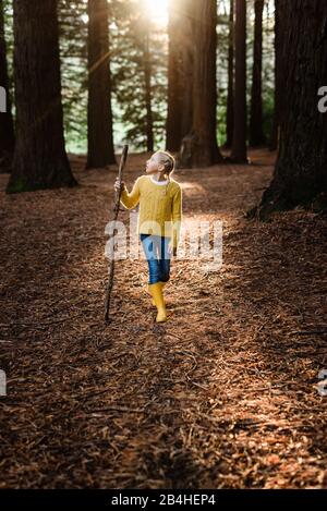 Preteen Mädchen Wandern im Wald mit schönem Licht Stockfoto