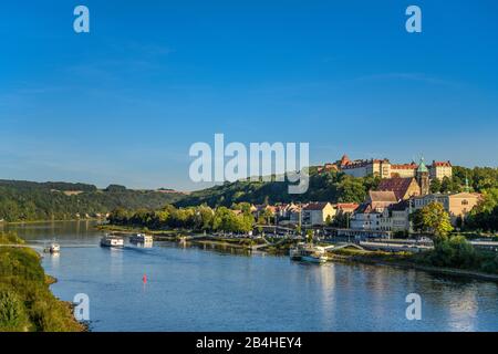 Deutschland, Sachsen, sächsische Schweiz, Pirna, Elbe mit Altstadt und Schloss Sonnenstein, Blick von der Elbbrücke Stockfoto