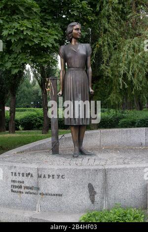 Kiew, Ukraine - 24. Mai 2018: Denkmal für den Helden der Ukraine Tetyana Marcus in Babi Yar in Kiew, Ukraine. Tatverdächtiger Markus (1921-1943) war Mitglied von Stockfoto